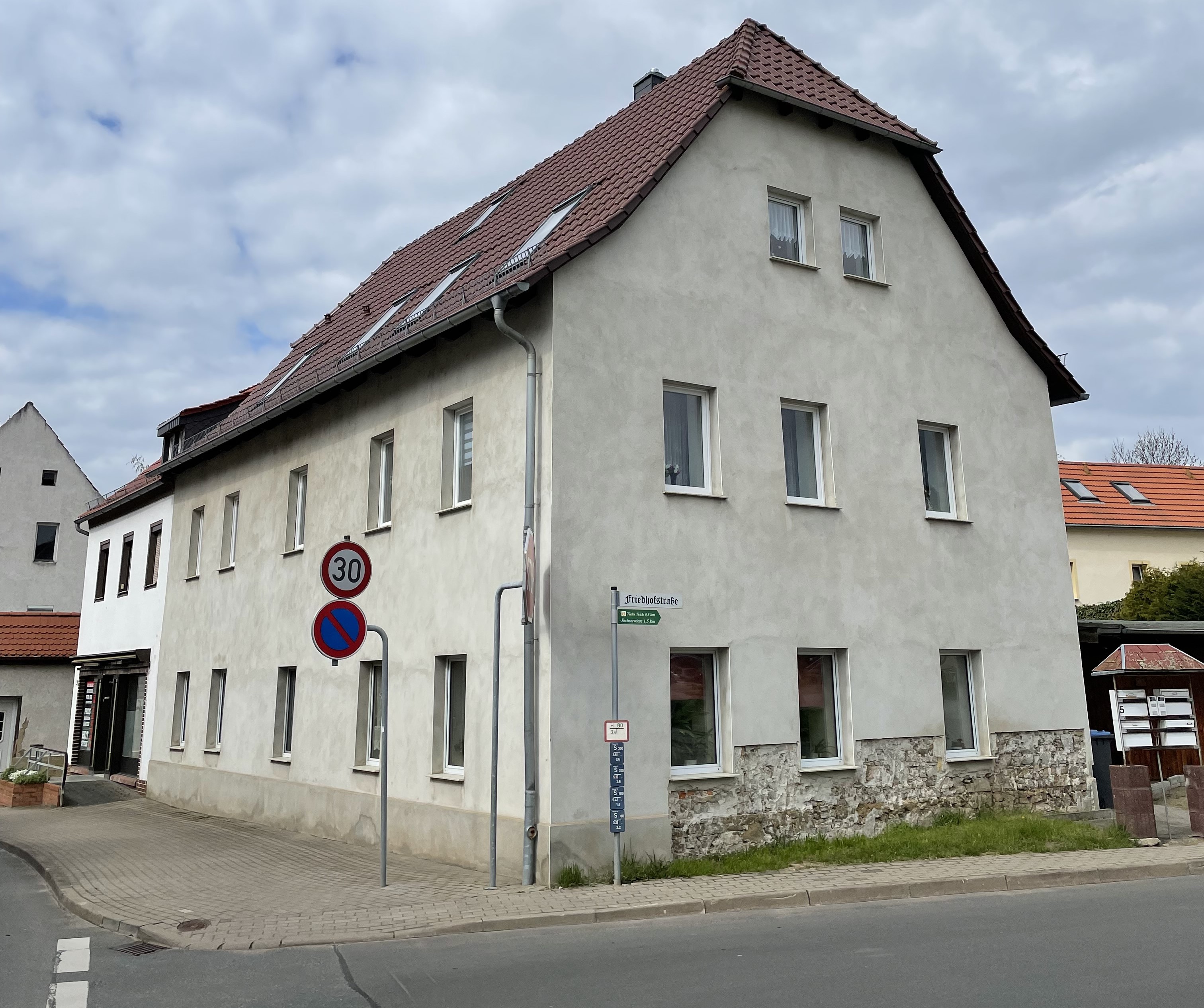 464 - Individuelles Mehrfamilienhaus in Wermsdorf, voll vermietet